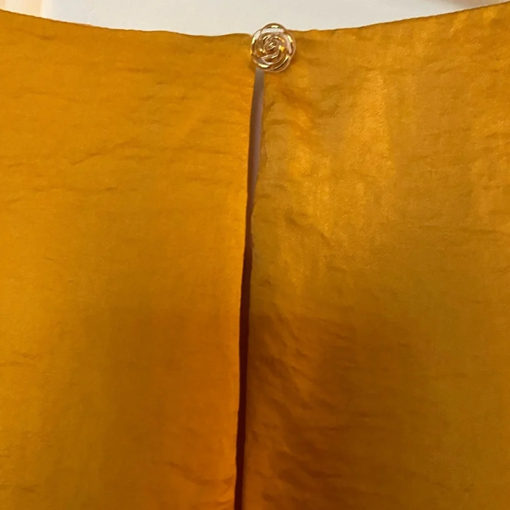 ASTR the Label Mustard Yellow Ruched Puff Sleeve Blouse, Women’s Small